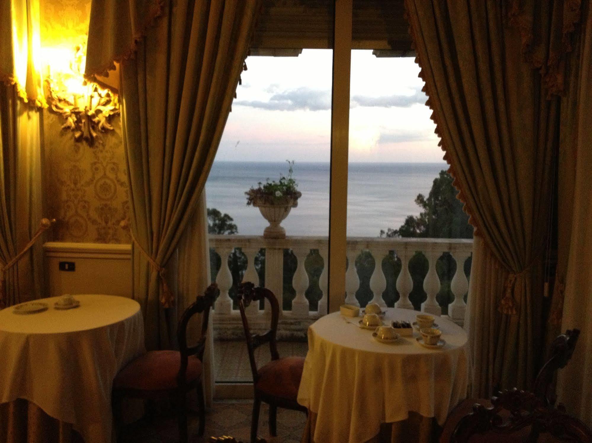 Hotel Villa Riis Таормина Екстериор снимка